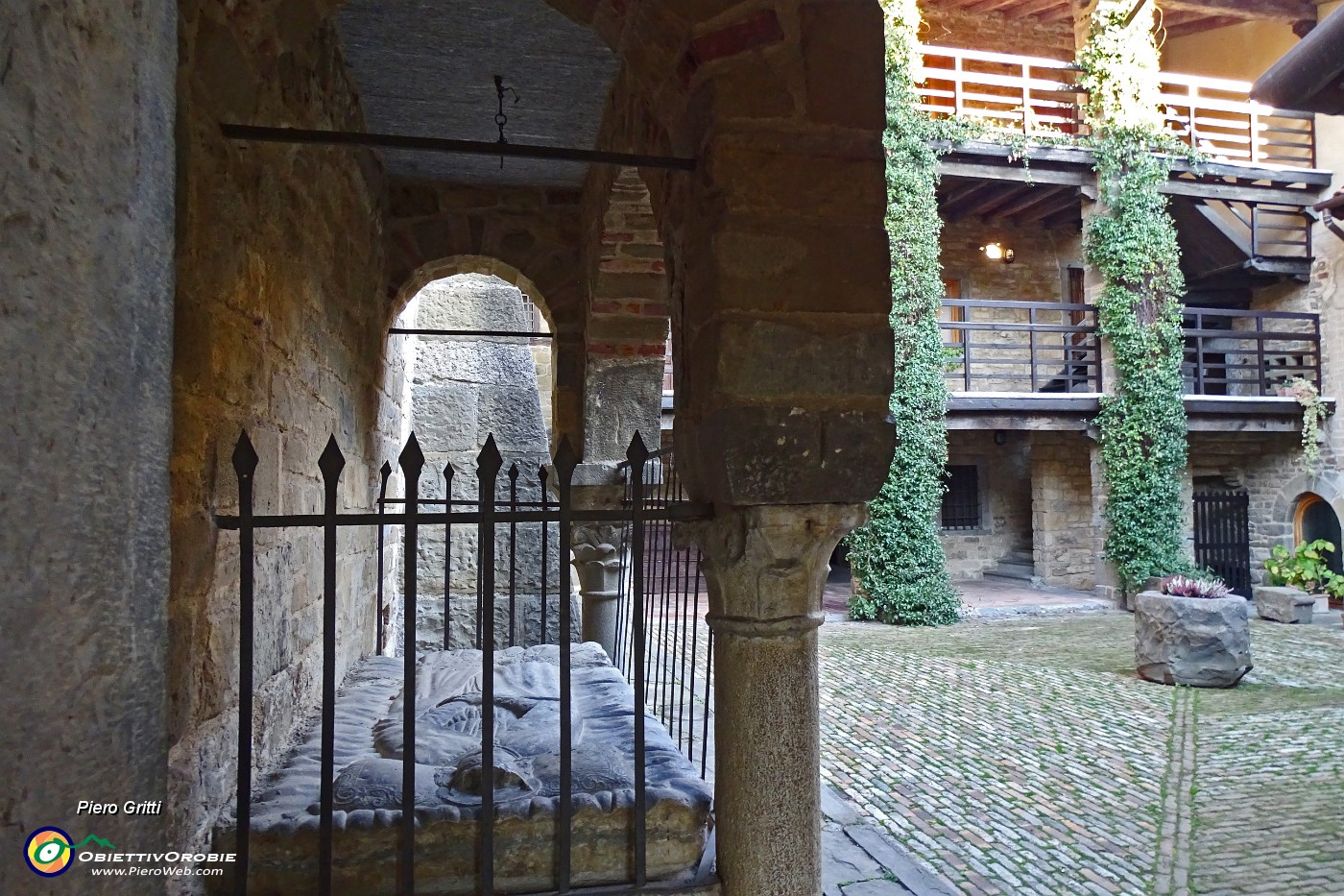 81 Abbazia S. Egidio di Fontanella, cortile.JPG -                                